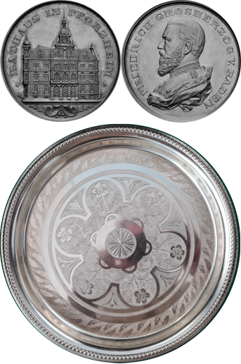Die von Rudolf Mayer entworfene Medaille und das Tablett, auf dem sie dem Großherzog überreicht wurde.